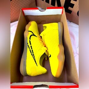 Nike reactgato indoor soccer shoesr shoes NIB! Size 7 men (8.5 wmns)